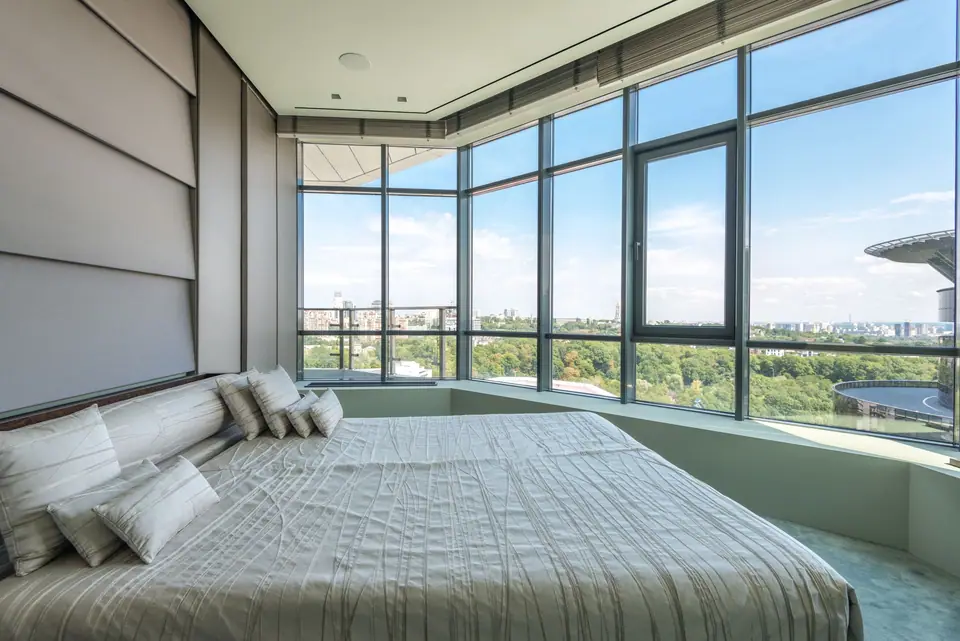 Halı kaplı sessiz bir otel koridoru